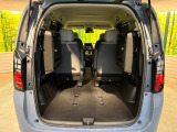 ラゲッジルームは、大容量のスペースを確保。普段のお買い物からレジャーまで、幅広く活躍してくれます!また、リアシートを倒すことでバリエーション豊かにお使いいただけます。