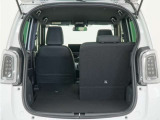 2列目シートは左右独立で倒すことができます。3人乗車状態でより多くの荷物を積むことができます。