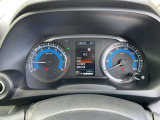 左にタコメーター右にスピードメーターを配置。オーソドックスなレイアウトで見やすいメーターです。メーター中央部に車両状態確認、安全装備の確認設定が行える液晶ディスプレイを装備しています。