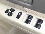 【電動格納ミラー】サイドミラーは電動格納式となっており、狭い駐車場でもキズがつくリスクを抑えられます。