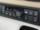 エアコンはオートエアコンでお好みの温度調整が出来、オールシーズン快適にドライブできます!さらに、運転席&助手席シートヒーターが付いてます。2段階に温度設定が可能です。