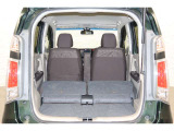 簡単に収納できる後部座席!大空間が出現します!シートアレンジが多彩な点も特徴です!レジャー用品も積み込めます!