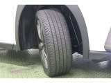 タイヤサイズ225/50R18。万が一、パンクした場合など、タイヤの空気圧がゼロになっても一定の速度で一定の距離を走行できるランフラットタイヤを装着しています。