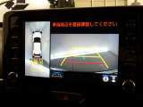 【全周囲モニター】車を上空から見下ろしたような映像をカーナビ画面に映し出し、車庫入れや縦列駐車をサポートしてくれます。
