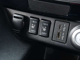 エアコンよりも素早く体を温めてくれるシートヒーターとUSBの電源ソケットも付いています。