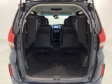 3列目シートを跳ね上げればラゲッジスペースを更に広く使えます。