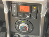 【オートエアコン】一度お好みの温度に設定すれば、車内の温度を検知し風量や温度を自動で調整。暑い&hellip;寒い&hellip;と何度もスイッチ操作をする必要はありません。快適な車内空間には必須の機能ですね♪