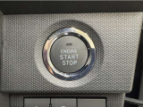 エンジンスタートボタンです。キーが車内にあれば、エンジンの始動・停止はブレーキを踏んでスイッチを押すだけ!キーを取り出す手間を省き、ワンプッシュでエンジンを操作するので簡単でスムーズです。
