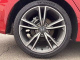 純正アルミホイールです。足元が引き立つので、車全体のイメージがアップしますよ