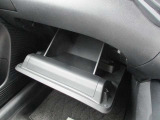 大容量のグローブボックスです。車検証などが収納できます。