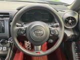 【純正革巻きステアリング】上質な革を使用することで、手にしっかり馴染みとても運転しやすいハンドルです♪