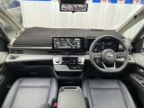 メーカー装着のメモリーナビ・ETC2.0・プロパイロット2.0・前後ドライブレコーダー・スマートルームミラー・オートエアコン・インテリジェントキー等を装備する運転席まわり。