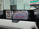 【360&deg;ビューモニター】駐車が苦手な方も、これがあれば安心です!狭い駐車場や花壇などがあって心配な駐車シーンでも、死角がなく安全が確保できます♪