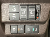 両側電動スライドドアは運転席から操作ができるよう、操作スイッチが付いています。Hondaセンシング用のVSA(ABS+TCS+横滑り抑制)解除と路外逸脱抑制機能のオンオフスイッチなどがあります。