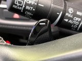 【パドルシフト】ハンドルから手を離さずに素早くシフトアップ&ダウンができるので、エンジンブレーキを使う下り坂や高速道路の合流で加速したい場面で役立ちます。