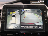 前後左右4つのカメラで、上から見たような映像をお届け、駐車時も安心、アラウンドビューモニター付(肉眼では確認し辛い左前の映像に切り替えることも可能です)。