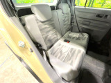 後部座席も気になるようなキズ・汚れやへたり等、大きなダメージはなく、良好な状態です。