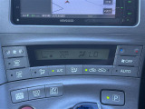 【 オートエアコン 】車内温度を感知して自動で温度調整をしてくれるのでいつでも快適な車内空間を創り上げます。