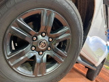 【純正17インチアルミホイール】外観にマッチした純正アルミホイールを装着しております。各種社外アルミホイールや、スタッドレスタイヤも取扱いしております。是非ご相談ください♪