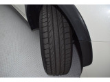 右前タイヤ タイヤはひびもなく良好です!詳細は各タイヤ写真をご覧ください。タイヤパンク保証プログラム販売中!もしもの時にタイヤ4本新品交換!詳細はスタッフまで!※ホイールロックナットは展示用です。