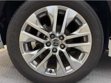 「トヨタ純正アルミホイール」を装着!純正なので車のデザインともマッチしています。高級感やスポーティーさを際立たせてくれます。