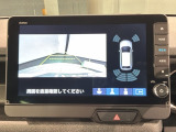 リバースギアに入れるだけで後方の表示へ切り替わります。夜間や雨の日の駐車も楽になりますよ。
