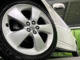 【純正17インチアルミホイール】外観にマッチした純正アルミホイールを装着しております。各種社外アルミホイールや、スタッドレスタイヤも取扱いしております。是非ご相談ください♪