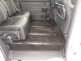 【後部座席のフロアマット】後部座席も純正フロアマット付きです。こちらも大きなスレや傷、汚れなどなく綺麗な状態です。