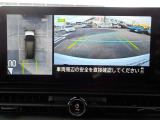 空から見下ろすような視点で、スムーズな駐車と安全確認をサポートする「アラウンドビューモニター」付です。