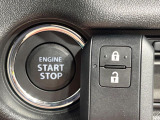 【キーレススタートシステム】カバンやポケットに入れたままでもドアの施錠・解錠が可能なスマートキーを装備。エンジンのオン・オフ時もカギを取り出す必要が無いからとっても便利です♪