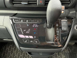 オートエアコンでパネルタッチするだけで操作が可能です(^^)☆AUTOにすれば簡単に車内の空調を快適に調整してくれます♪嬉しいシートヒーター付き(^^)