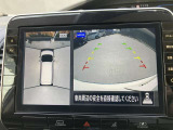 アラウンドビューモニターは4方のカメラで真上から車を見たようにモニターで確認ができる日産の自慢の装備です。前後センサーにより移動物検知、障害物検知をして画面に表示。是非実際の車で体感してみてください。