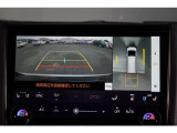 【パノラミックビューモニター】 後退時に車両の後ろ側を表示するだけでなく上から見たような映像で車庫入れなどバックする際に安心です。