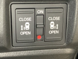 リアドアは乗り降りに便利な両側電動スライドドアです。また運転席に座っていながらスイッチ操作で自在にスライドドアを開け閉めできます。