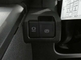 電動パーキングブレーキを搭載。スイッチ操作でパーキングブレーキを作動・解除することが可能ですので、操作の力が不要ですよ♪
