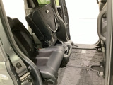 リアシートの背もたれは2段階の角度調節がついています。お好みの位置でゆったりお乗りいただけます。 座面を跳ね上げて収納スペースを広くすることも可能です。シートスライドも可能で足元の広さも調整できます。