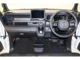 操作性に優れた運転席となります!小物入れや各ボタンの配置にこだわり、使いやすいです!座り心地もよく視認性も良好なのでロングドライブもお任せ下さい!