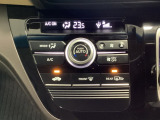 セレクトレバーの左側にプラズマクラスター付き・オートエアコンがついてますので、簡単操作で快適に過ごせます。リア熱線のスイッチの中に、雪道に対応したサイドミラーヒーターも入っています。