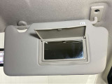 【運転席サンバイザー】鏡が付いているのでメイク直しなどにも便利★