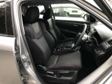 運転席・助手席はホールド性に優れた専用バケットシート。赤文字のsportsが走りを予感。