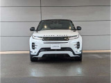 RANGE ROVERの特徴的なクラムシェルボンネットは1枚のアルミニウムで成形したクラムシェルボンネットはより滑らかに。気品に満ちた印象的な. スタイルを生み出しています