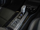 電動パーキングブレーキ・ブレーキホールドを装備してます。ホールド機能は信号待ちが多い一般道で疲労軽減になり、大好評です!