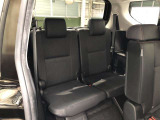 サードシートです。荷物が思ったより多くなった時や、大人数のドライブなど様々なシーンで対応が来ます。片方を畳んで荷物を載せたり、シートアレンジも自由自在。