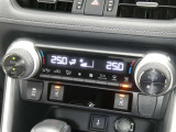 【オートエアコン】車内温度を感知して自動で温度調整をしてくれるのでいつでも快適な車内空間を創り上げます!どの席に座っても快適なドライブが楽しめます♪