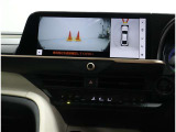パノラミックビューモニター装備!トップビュー&フロントビュー・車両に取り付けたフロント、サイド、バックカメラの映像を合成して画面上に表示させることで、低速時の運転を補助する装置です。