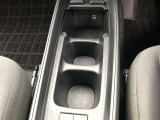 運転席用・助手席用と2つのカップホルダーを装備しています。ドリンクだけでなく、色々な小物の置き場所としても大変便利です。