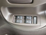 【パワーウインドゥマスタースイッチ】運転席より助手席やリヤドアガラスの開閉が出来るので便利ですね!運転席以外のウインドロック機能も付いています。
