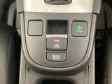 セレクトレバーの下に電子制御パーキングブレーキがあります。スイッチひとつで、停車した地点の傾斜などをシステムが検知・判断してブレーキ力を自動的に最適制御し、しっかり停車できるパーキングシステムです。