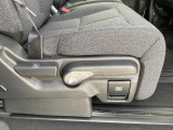 ゆったり・しっかり座れるシートに運転席は高さ調節可能なハイアジャスター付き!シート位置の前後と高さ・ハンドル上下調節で自分に合った最適なポジションを見つけることができます!!