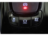 モーターのみで動くEVモードへの切替えが出来ます。早朝に出かける時や深夜の帰宅など、静かに走行したい時に便利ですよ。(EVモードは一定速度を超えると解除されます)